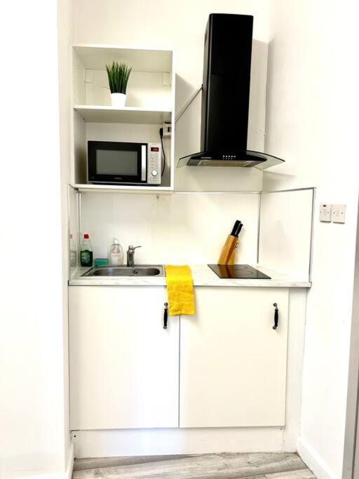Brilliant One Bedroom Flat In * Londra