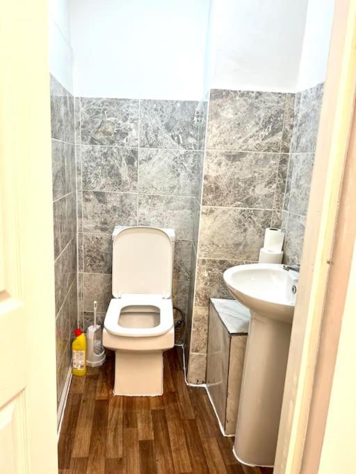 Brilliant One Bedroom Flat In * Londra